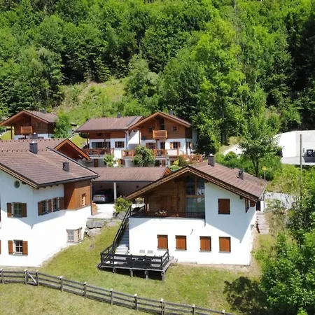 Detached In Nyaraló